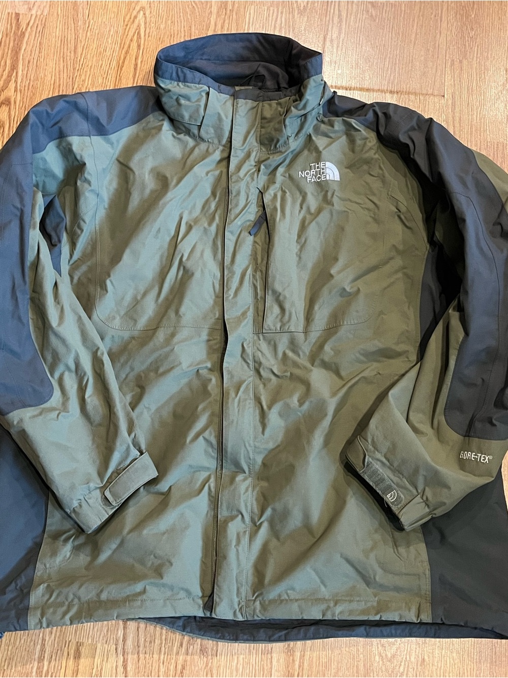The North Face Men's Olive & Black Raincoat